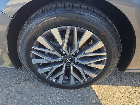 Used 2025 Nissan Altima 2.5 SV FWD image 24