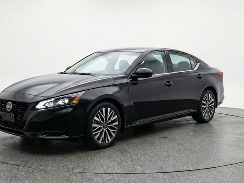 Used 2025 Nissan Altima 2.5 SV FWD image 3