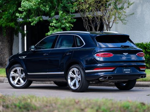 Used 2024 Bentley Bentayga image 2