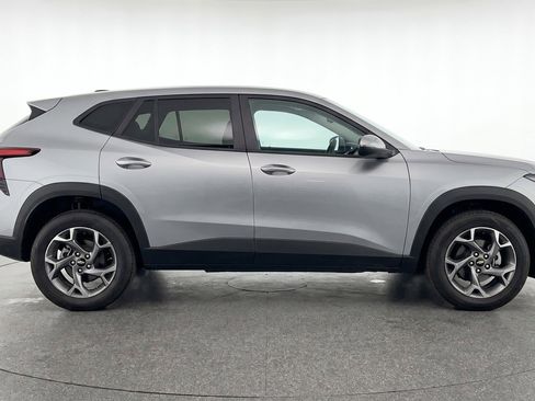 Used 2025 Chevrolet Trax LT FWD image 11