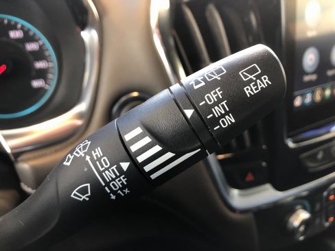 Used 2023 Chevrolet Traverse LT image 30