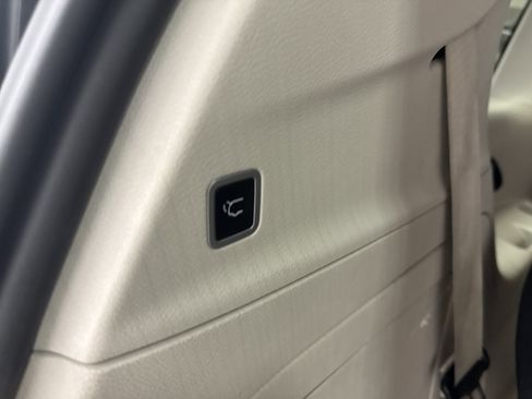 Used 2024 Chrysler Pacifica Select image 34