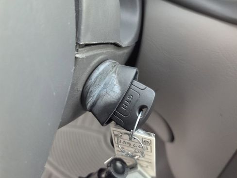 Used 2005 Ford Taurus SE FWD image 35