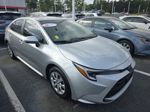 Used 2025 Toyota Corolla XLE FWD image 1