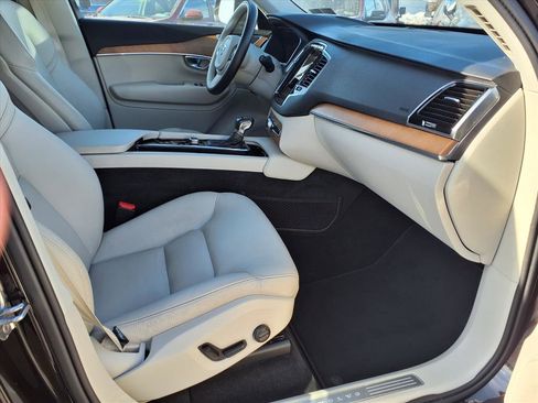 Used 2021 Volvo XC90 T6 Momentum w/ Advanced Package image 11