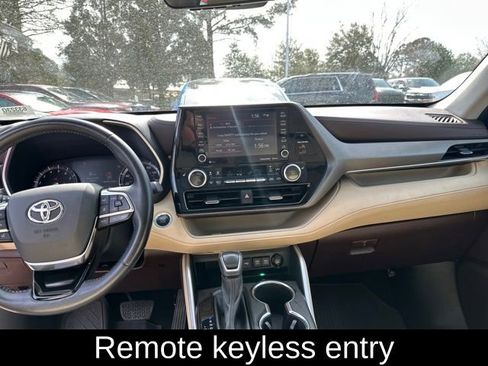 Used 2021 Toyota Highlander XLE FWD image 11