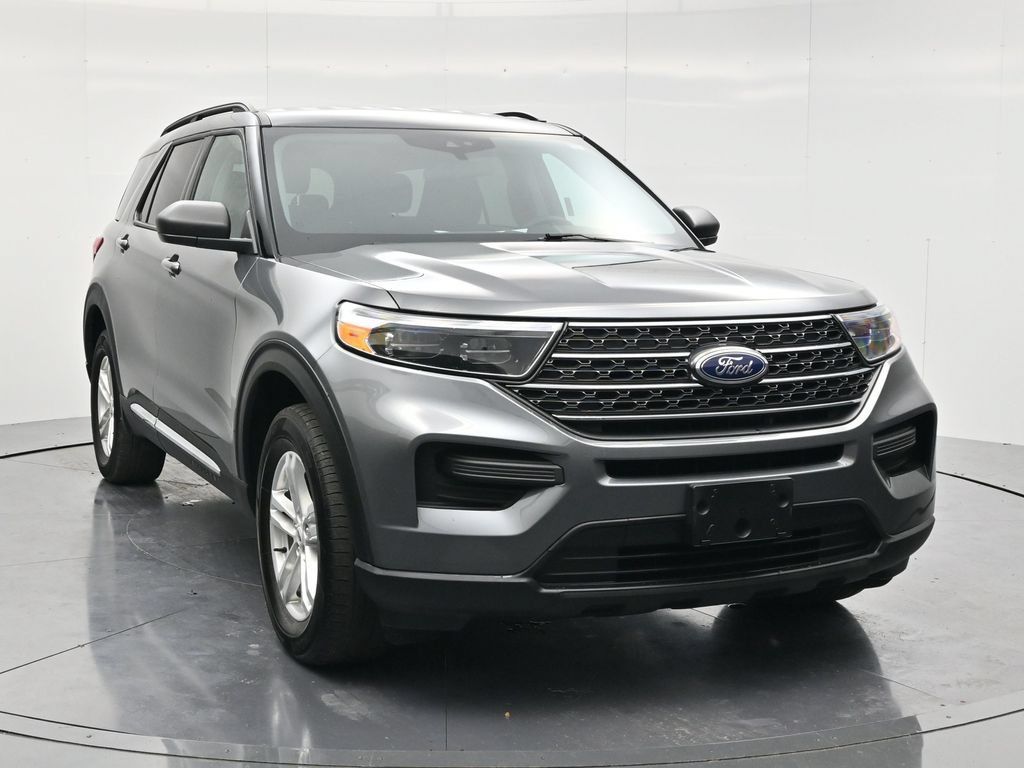 Used 2023 Ford Explorer XLT AWD/4WD image 3