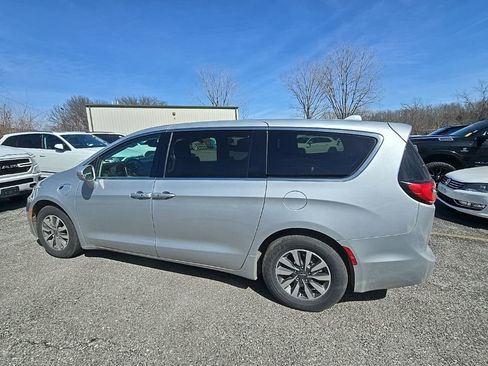 Used 2022 Chrysler Pacifica Touring-L image 4