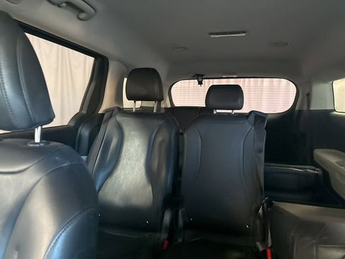 Used 2022 Kia Carnival LX image 17