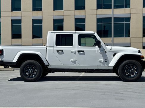 New 2026 Jeep Gladiator Sport AWD/4WD image 3