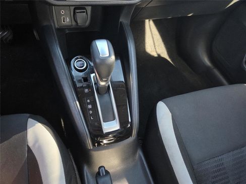 Used 2021 Nissan Versa SV FWD image 13