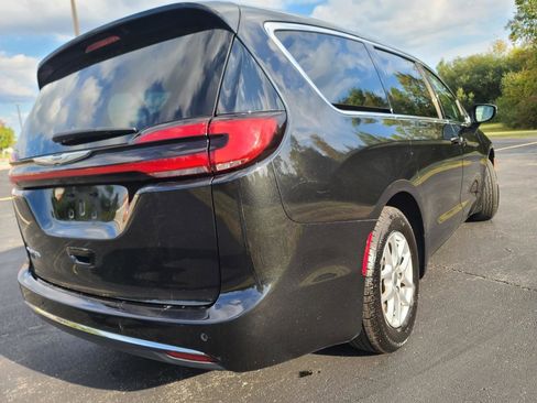 Used 2023 Chrysler Pacifica Touring-L FWD image 7