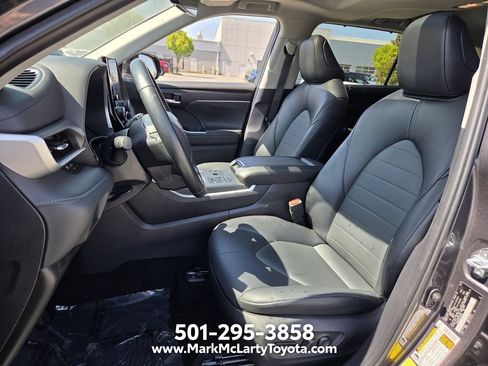 Used 2025 Toyota Highlander AWD image 9