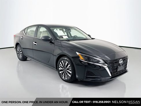 Certified 2025 Nissan Altima 2.5 SV FWD image 3
