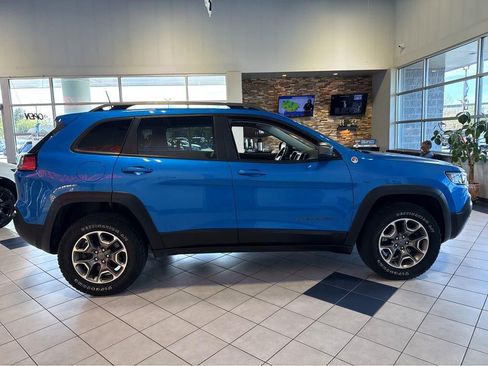 Used 2020 Jeep Cherokee Trailhawk AWD/4WD image 16