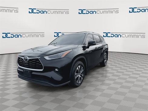 Used 2023 Toyota Highlander XLE image 4