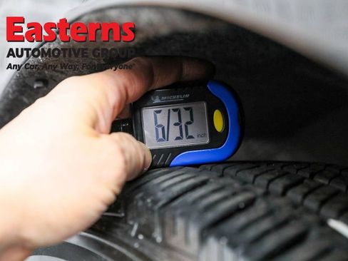 Used 2023 Chrysler Pacifica Touring-L image 29