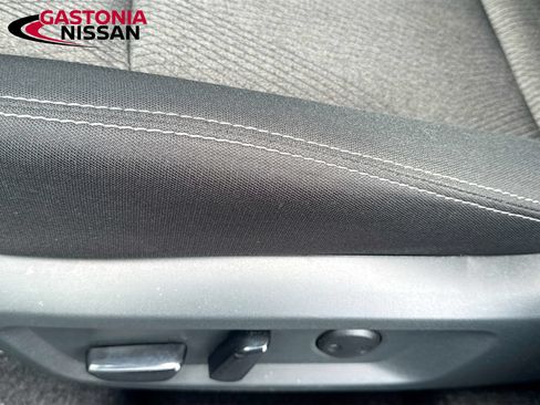 Used 2025 Nissan Rogue SV FWD image 25
