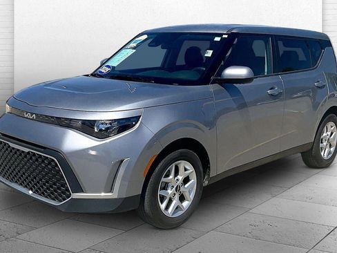Used 2025 Kia Soul LX FWD image 3