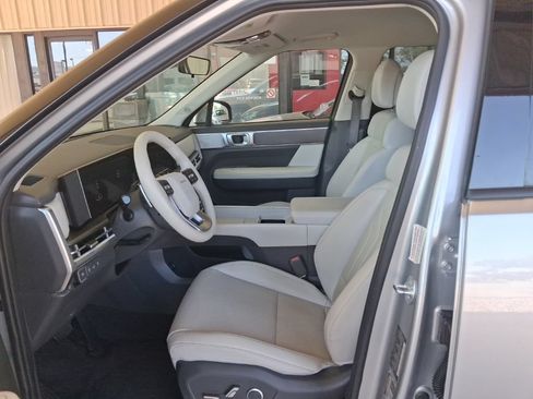 Used 2025 Hyundai Santa Fe SEL FWD image 4