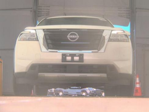 Used 2023 Nissan Pathfinder SL image 3