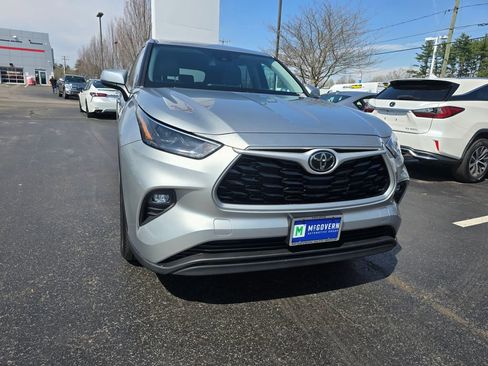 Used 2022 Toyota Highlander LE FWD image 9