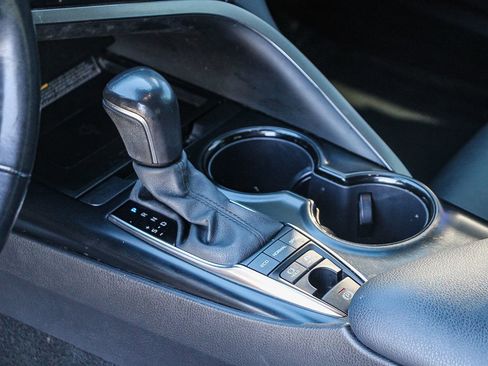 Used 2020 Toyota Camry SE w/ Sunroof Package image 21