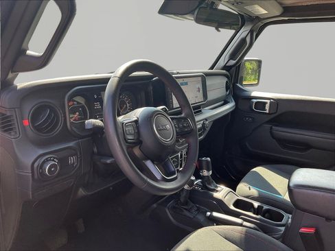 Used 2024 Jeep Wrangler Unlimited Rubicon AWD/4WD image 17
