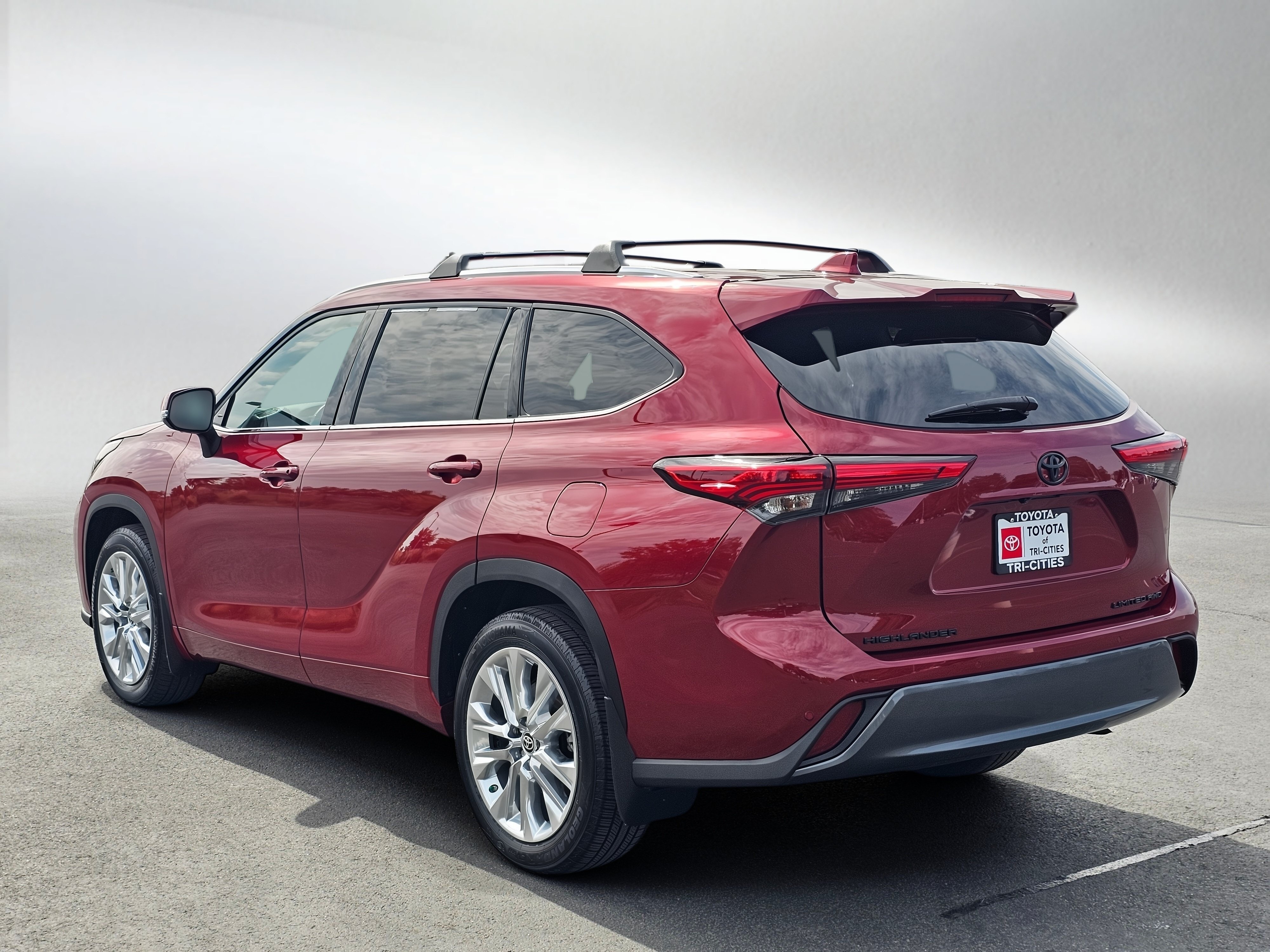 Certified 2021 Toyota Highlander Limited AWD/4WD image 3