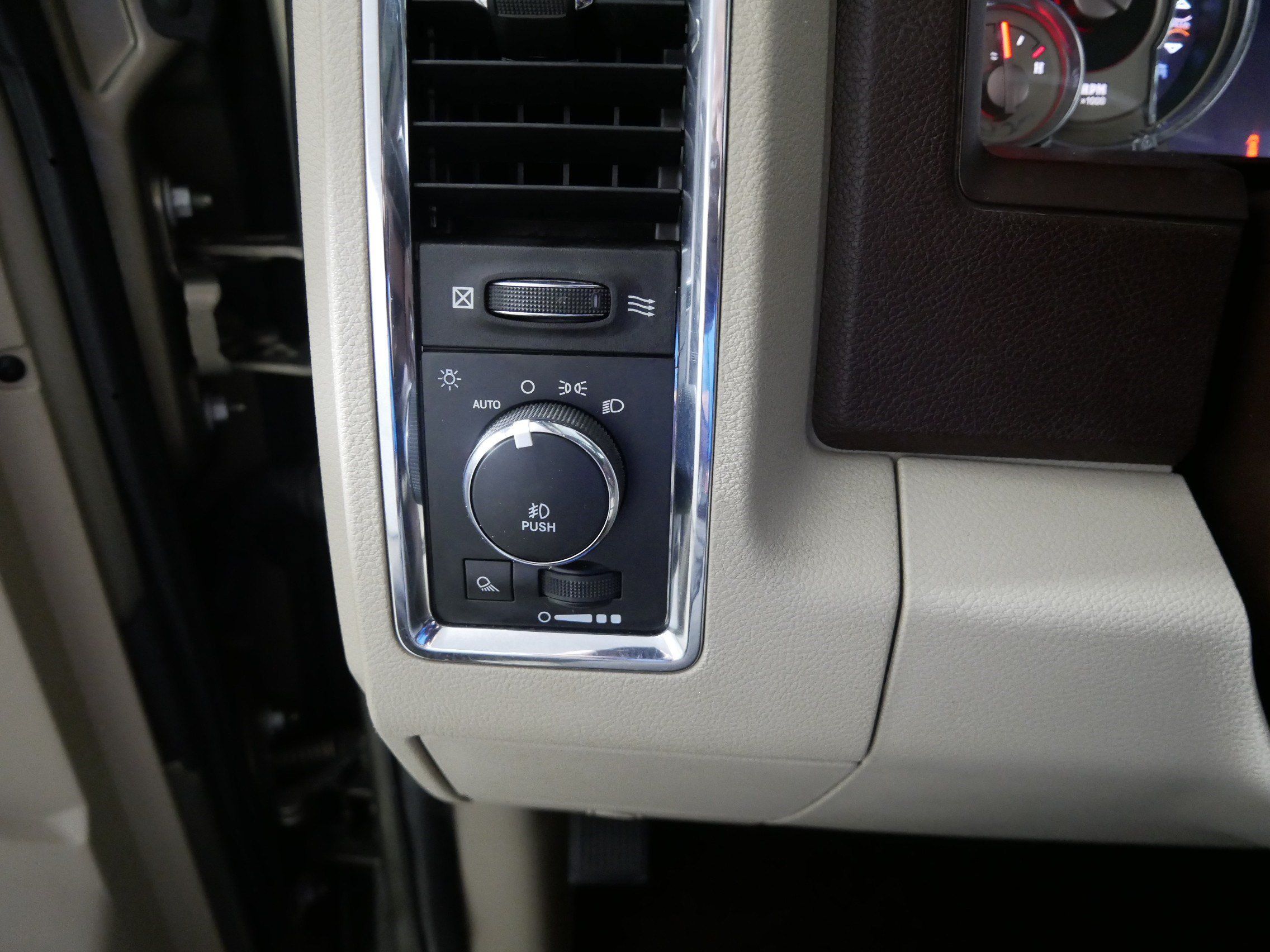 Used 2015 RAM 1500 Laramie Longhorn w/ Convenience Group AWD/4WD image 26