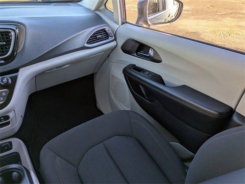 Used 2020 Chrysler Pacifica Touring image 18