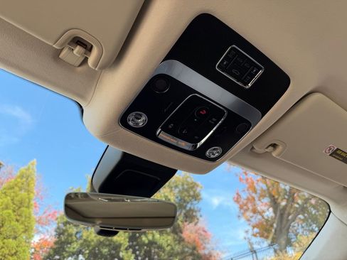 New 2026 Bentley Flying Spur Azure image 34