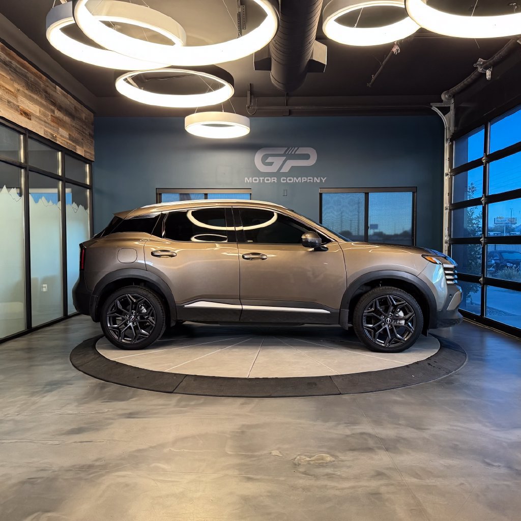 Used 2025 Nissan Kicks SR AWD/4WD image 2