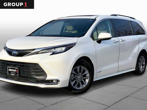Used 2021 Toyota Sienna XLE image 1