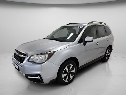 Used 2018 Subaru Forester 2.5i Limited AWD/4WD image 9