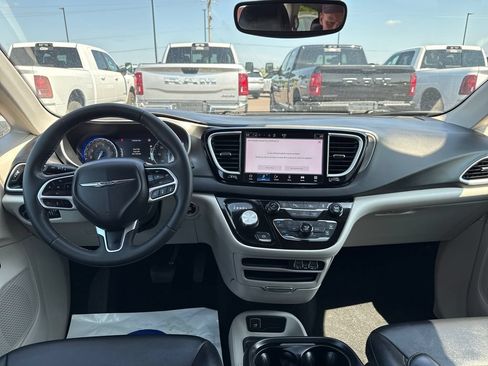 Used 2024 Chrysler Pacifica Touring-L FWD image 12