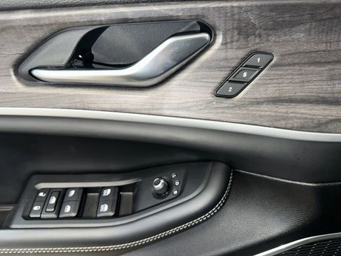 Used 2023 Jeep Grand Cherokee Limited w/ Black Appearance Package image 8