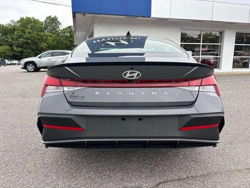 Certified 2025 Hyundai Elantra Sport FWD image 4
