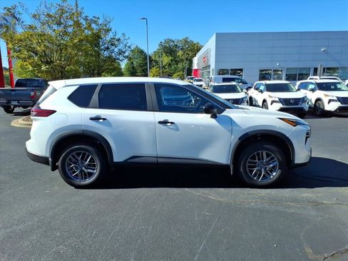 Used 2025 Nissan Rogue S image 23