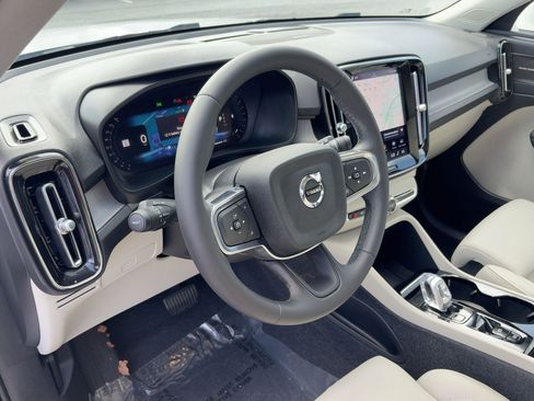 Used 2023 Volvo XC40 B5 Plus w/ Protection Package Premier image 4
