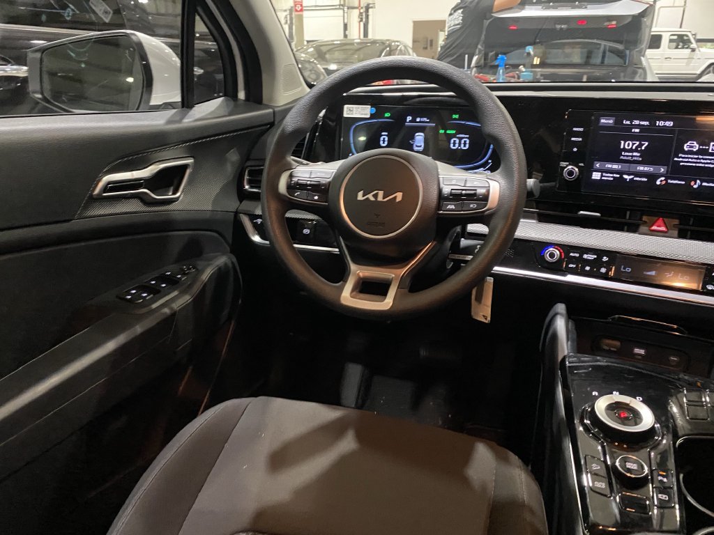 Used 2025 Kia Sportage LX FWD image 3