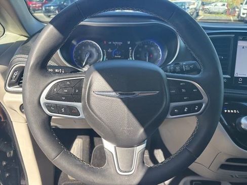 Used 2024 Chrysler Pacifica Touring-L image 16