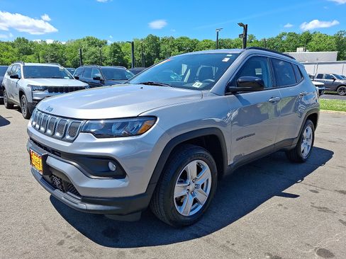 Used 2022 Jeep Compass Latitude w/ Convenience Group AWD/4WD image 3
