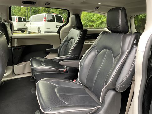 Used 2023 Chrysler Pacifica Limited FWD image 37