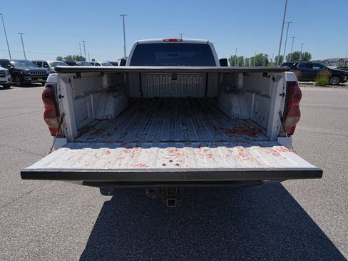Used 2006 Chevrolet Silverado 2500 W/T w/ Heavy-Duty Power Package AWD/4WD image 11