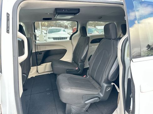 Used 2018 Chrysler Pacifica LX image 24