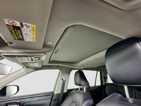Used 2023 Toyota Highlander XLE FWD image 25