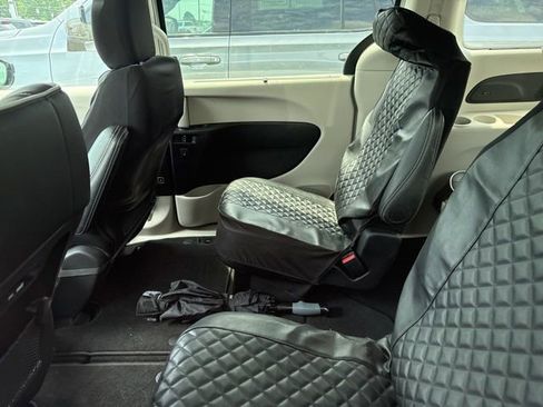 Used 2024 Chrysler Pacifica Limited FWD image 5