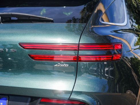 Used 2023 Genesis GV70 2.5T w/ Advanced Package AWD/4WD image 7