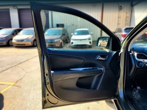 Used 2019 Dodge Journey SE w/ Premium Group FWD image 16